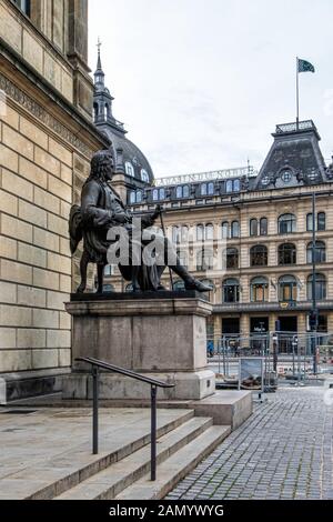 Ludvig Holberg 1875 Statue von Bildhauer Theobald Stein außerhalb Königlich Dänisches Theater in Kopenhagen, Dänemark Stockfoto