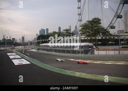 Formel 2 Rennwagen mit Central Business District und Singapore Flyer im Hintergrund, Singapur Grand Prix, Central Business District, Singapur Stockfoto