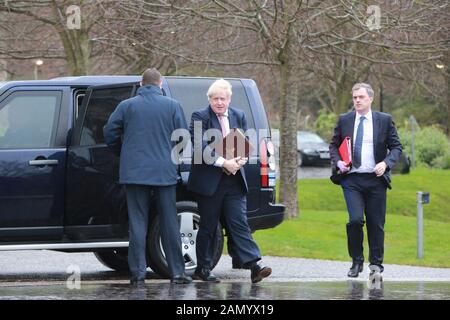 Der britische Premierminister Boris Johnson (links) und der Staatssekretär für Nordirland Julian Smith (rechts) treffen am 13. Januar 2020 auf Stormont Castle, Belfast, Nordirland, ein. Stockfoto