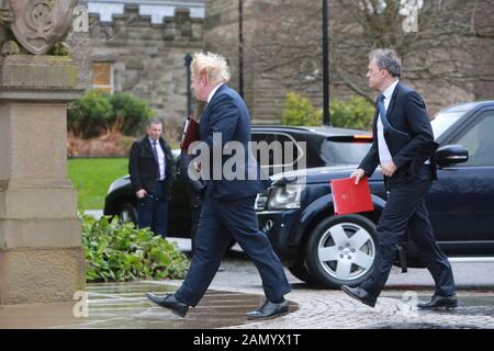 Der britische Premierminister Boris Johnson (links) und der Staatssekretär für Nordirland Julian Smith (rechts) treffen am 13. Januar 2020 auf Stormont Castle, Belfast, Nordirland, ein. Stockfoto