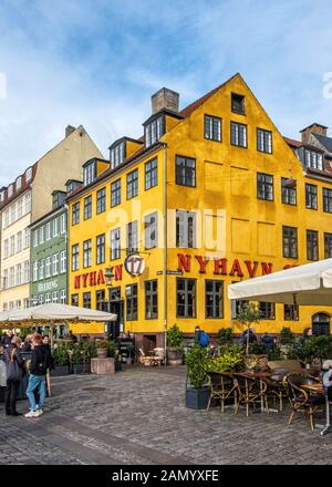 Dänemark, Copehagen, Nyhavn, der Neue Hafen am Wasser, gesäumt mit bunten 17. und frühen 18. Jahrhundert Stadthäuser, Bars, Cafés und Restaurants. Stockfoto