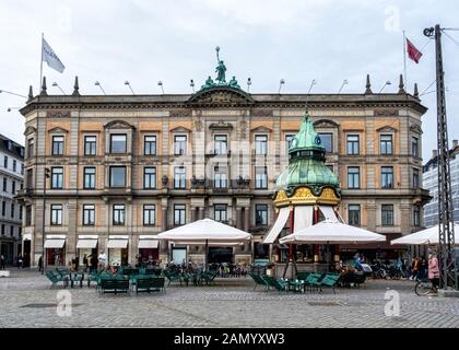 Alte Kiosk Cafe & Bar vor dem Hotel deluxe Hotel d'Angleterre in der Kongens Nytorv, Kopenhagen, Dänemark Stockfoto