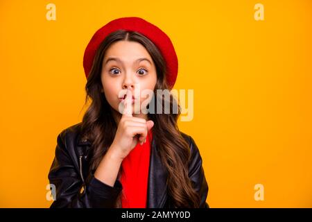 Close-up Portrait von ihr, daß sie schön schön schön schön funky geheimnisvolle langhaarigen Mädchen zeigen shh Schild über Helle, lebendige/ Isolierte lebendige Stockfoto