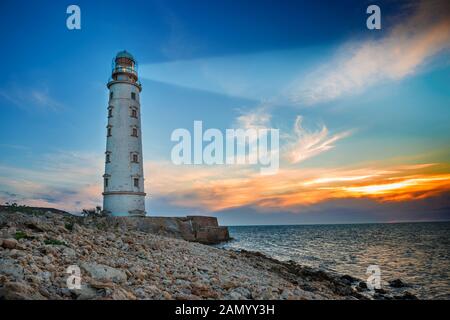 Leuchtturm Suchscheinwerfer Strahl durch Luft in der Nacht. Marine bei Sonnenuntergang Stockfoto