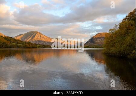 Sonnenuntergang erreicht die Spitze der Grasmoor fiel in Loweswater im Lake District, Cumbria, UK. Stockfoto