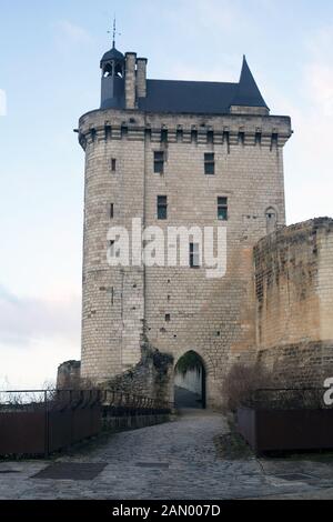 Das 14. Jahrhundert Tour de l'horloge (Uhrturm) heute eine kleine Ausstellung auf Joanne aus dem Leben des Arc, Chateau de Chinon, Indre-et-Loire, Frankreich Stockfoto