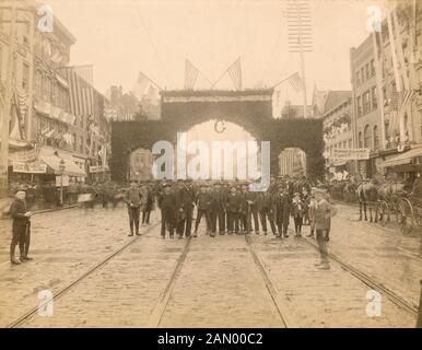 Foto von Antique, im Jahre 1891, Masonic Arch in der Main Street in Utica, New York, Teil der Feier zur Anlegung des Ecksteins des Masonic Home. QUELLE: ORIGINALFOTO Stockfoto