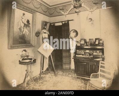 Antike Fotografie von 1890, viktorianisches Wohnzimmer im Ästhetischen Bewegungsstil. Standort unbekannt, wahrscheinlich Pennsylvania, New Jersey oder New York. QUELLE: ORIGINALFOTO Stockfoto