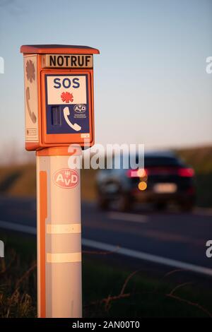 15. Januar 2020, Baden-Württemberg, Markgröningen: Es gibt einen Notrufkasten auf einer Landstraße. Foto: Sebastian Gollnow / dpa Stockfoto