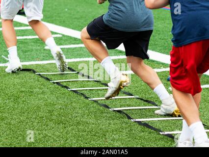 Leiter Übungen Übungen zum Fußball-Team. Junge Spieler Übungen auf die