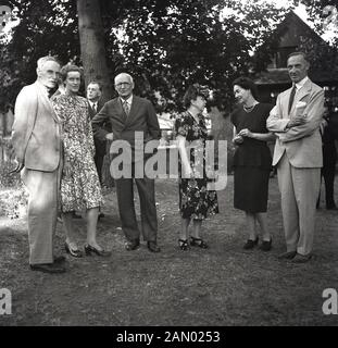 1950, historische, eine Gruppe von gut gekleideten älteren Menschen draußen auf einer Gartenparty, England, UK. Stockfoto