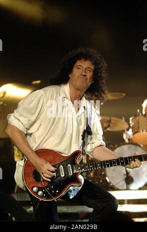 Mailand Italien 05/04/2005, Live-Konzert der Königin im Forum Assago: Brian May während des Konzerts Stockfoto