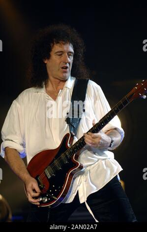 Mailand Italien 05/04/2005, Live-Konzert der Königin im Forum Assago: Brian May während des Konzerts Stockfoto