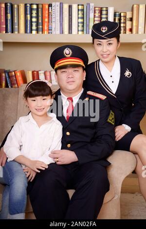 (200115) -- TAIYUAN, 15. Januar 2020 (Xinhua) -- Dateifoto vom 5. Oktober 2014 zeigt Zhao Yao (C), seine Frau Chen Haiyan und seine Tochter Zhao Chunyi, die sich für ein Familienfoto in einem Fotostudio in Taiyuan, der nordchinesischen Provinz Shanxi, posieren. Während Millionen Chinesen nach Hause gehen, um den Vorabend des Frühlingsfestes zu fangen, werden Chinas Lunar-Neujahr, Zhao Yao und Chen Haiyan, ein Paar, die beide als Schaffner in Zügen arbeiten, den Geburtstag ihrer Tochter wieder verpassen, der am selben Tag des Vorabend fällt. Auch der wichtigste Familientreffen für Chinesen. Für den Coupl gibt es nur drei Mal Stockfoto