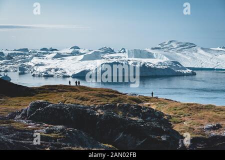 3 Personen genommen Foto von Buckelwal in Ilulissat tauchen in Grönland. Leichte Wanderungen auf dem Weg zur berühmten Kangia Gletscher in der Nähe von Ilulissat auf Grönland. T Stockfoto