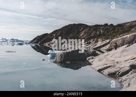 Wunderschöne Landschaft mit schwimmenden Eisbergen in der Gletscherlagune und dem See in Grönland. Ilulissat Icefjord-Gletscher. Eisberg und Eis aus dem Gletscher in Arcti Stockfoto