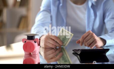 Man rechnet Ausgaben für Bildung, Geld für Universität, Investition in Zukunft Stockfoto