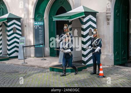 National Republican Guard (Guarda Nacional Republicana) im Dienst außerhalb des GNR-Hauptquartiers in Largo do Carmo, Lissabon, Portugal Stockfoto