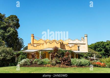 Vaucluse House, ein Herrenhaus aus dem 19. Jahrhundert, von seinen ursprünglichen Gärten und bewaldeten Gelände in der Sydney Vorort von Vaucluse, Australien umgeben. Stockfoto