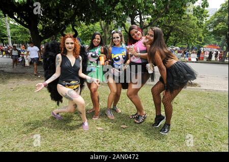 Straßenkarneval, Südamerika, Brasilien - 4. März, 2019: Mädchen erhalten in der Karneval Geist bei einem Straßenfest in Rio de Janeiro statt. Stockfoto