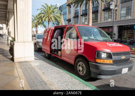 Seitenansicht des Reyes Coca Cola bottling Lkw auf der Santana Row im Silicon Valley, San Jose, Kalifornien, 3. Januar 2020. () Stockfoto