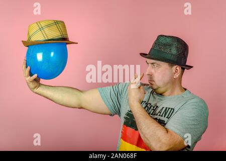 Ein Mann ist, Freunde mit einem blauen Ballon, einer imaginären Freund, dem Konzept der virtuellen Freundschaft auf der Netzwerk- und sozialen Netzwerken. Stockfoto