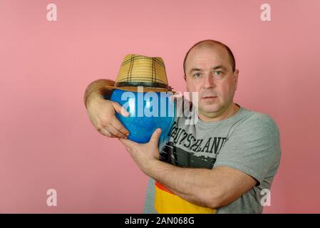 Ein Mann ist, Freunde mit einem blauen Ballon, einer imaginären Freund, dem Konzept der virtuellen Freundschaft auf der Netzwerk- und sozialen Netzwerken. Stockfoto