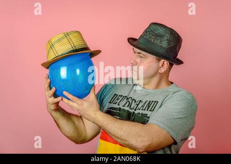 Ein Mann ist, Freunde mit einem blauen Ballon, einer imaginären Freund, dem Konzept der virtuellen Freundschaft auf der Netzwerk- und sozialen Netzwerken. Stockfoto