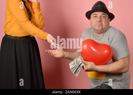 Eine Frau will keine Geschenke von einem Mann, herzlichen Glückwunsch und Konflikte unter Liebhaber zu akzeptieren. Stockfoto