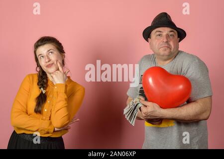 Eine Frau will keine Geschenke von einem Mann, herzlichen Glückwunsch und Konflikte unter Liebhaber zu akzeptieren. Stockfoto