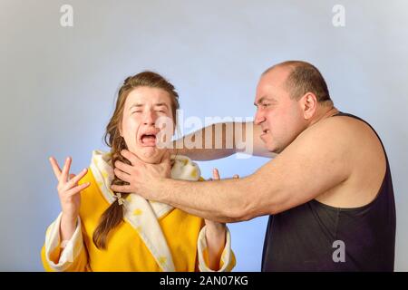 Aggressive Mann missbraucht seine Macht und schlägt seine Frau. Stockfoto