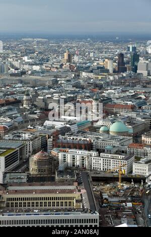 Berlin, Deutschland. Januar 2020. Blick vom Fernsehturm am Berliner Alexanderplatz in südwestlicher Richtung über das Homboldt-Forum, die Kuppeln der St. Hedwigs-Kathedlede (m) und den Gendarmenmarkt zum Potsdamer Platz. Kredit: Jens Kalaene / dpa-Zentralbild / ZB / dpa / Alamy Live News Stockfoto