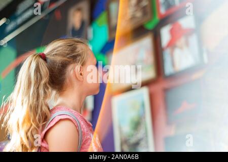 Mädchen an der Ausstellung von Gemälden, die kulturelle Entwicklung der jungen Generation. Stockfoto