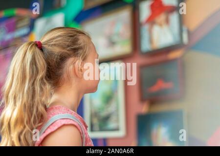 Mädchen an der Ausstellung von Gemälden, die kulturelle Entwicklung der jungen Generation. Stockfoto