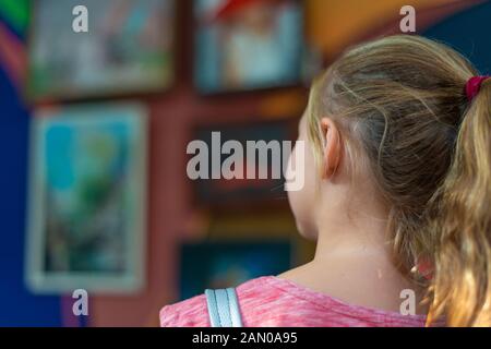 Mädchen an der Ausstellung von Gemälden, die kulturelle Entwicklung der jungen Generation. Stockfoto