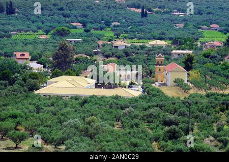 Griechenland, Insel Zakynthos, Schulgebäude mit Glockenturm in der Mitte von Olivenbäumen in Bergdorf Lagopodo Stockfoto