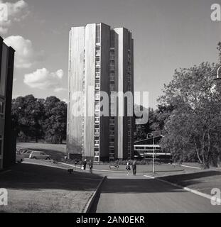 1960er Jahre, historisch, ein Turmblock mit Holzverkleidung, der für Sportlerunterkünfte im National Sports Center im Crystal Palace Park in South London, England, Großbritannien gebaut wurde. Stockfoto