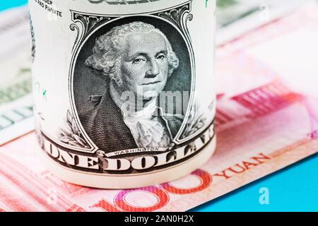 Ein Dollar vor dem Hintergrund von 100 Yuan, close-up Stockfoto