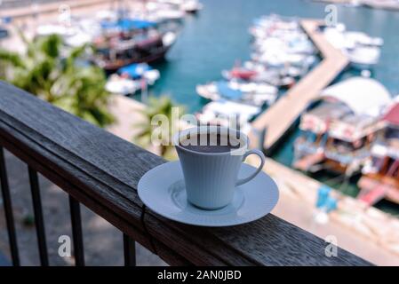 Der alte Hafen von Kaleici aus dem Restaurant mit einer Tasse starken und heißen türkischen Kaffee im Sommertag, Antalya, Türkei Stockfoto