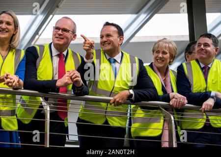 Minster für europäische Angelegenheiten Helen McEntee, Tanaiste und Minister für Auswärtige Angelegenheiten und Handel Simon Coveney, Taoiseach Leo Varadkar, Ministerin für Wirtschaft, Unternehmen und Innovation Heather Humphreys, Und Minister für Finanzen und öffentliche Ausgaben und Reformen Paschalis Donohoe während eines Fotocall bei Combilift in Annahagh, Co. Monaghan, um den Fine Gael Wahlkampf zu starten. Stockfoto