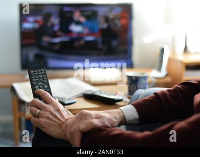 Ein gewöhnlicher alter Mensch, der Fernsehen schaut. TV Licensing-Kunden über 75 Jahren bleiben bis zum 31. Mai 2020 durch eine kostenlose TV-Lizenz abgedeckt. PA-Foto. Bilddatum: Mittwoch, 15. Januar 2020. Im Anschluss an die Ankündigung der BBC zur Zukunft der über 75-er TV-Lizenzgebühr, TV Licensing weist Kunden, die derzeit eine kostenlose Lizenz erhalten, darauf hin, dass sie keine unmittelbaren Maßnahmen ergreifen müssen und dass sie durch die Änderungen unterstützt werden, wenn die derzeitige Regelung für über 75 von der britischen Regierung bezahlte kostenlose Lizenzen im nächsten Jahr endet. Im Rahmen einer öffentlichen Konsultation kündigte die BBC an Stockfoto