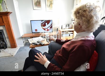 Generische alte Person, die Fernsehen. Kunden mit TV-Lizenzierung über 75 Jahre bleiben bis zum 31. Mai 2020 von einer kostenlosen TV-Lizenz abgedeckt. PA Foto. Bilddatum: Mittwoch, 15. Januar 2020. Nach der Ankündigung der BBC zur Zukunft der über 75-jährigen TV-Lizenzgebühr TV Licensing weist Kunden, die derzeit eine kostenlose Lizenz erhalten, darauf hin, dass sie keine sofortigen Maßnahmen ergreifen müssen und dass sie durch die Änderungen unterstützt werden, wenn die aktuelle Vereinbarung über über 75 kostenlose Lizenzen, die von der britischen Regierung bezahlt werden, Ende nächsten Jahres endet. Im Rahmen einer öffentlichen Anhörung hat die BBC dies angekündigt Stockfoto