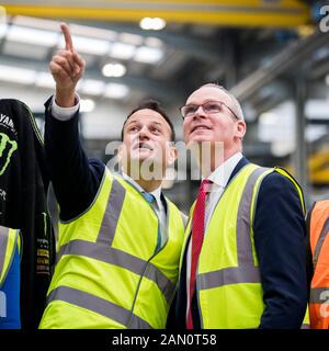 Taoiseach Leo Varadkar (links) mit Tanaiste und Minister für Auswärtige Angelegenheiten und Handel Simon Coveney während eines Fotocall, nachdem er den Allgemeinen Wahlkampf Der Fine Gael in der Combilift-Fabrik in Annahagh, Co. Monaghan gestartet hatte. Stockfoto