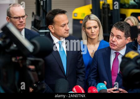 (Von links nach rechts) Tanaiste und Minister für Auswärtige Angelegenheiten und Handel Simon Coveney, Taoiseach Leo Varadkar, Minster für europäische Angelegenheiten Helen McEntee und Minister für Finanzen und öffentliche Ausgaben und Reformen Paschali Donoho sprechen während eines Fotocall bei Combilift in Annahagh mit den Medien. Monaghan startet den Allgemeinen Wahlkampf Der Fine Gael. Stockfoto