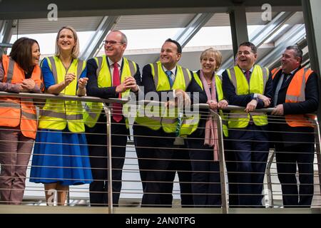 (Von links nach rechts) Wahlkandidatin Sandra McIntyre, Minster für europäische Angelegenheiten Helen McEntee, Tanaiste und Ministerin für Auswärtige Angelegenheiten und Handel Simon Coveney, Taoiseach Leo Varadkar, Ministerin für Wirtschaft, Unternehmen und Innovation Heather Humphreys, Minister für Finanzen und öffentliche Ausgaben und Reformen Paschalis Donohoe und der Wahlkandidat Cllr TP O'Reilly während eines Fotocall bei Combilift in Annahagh, Co. Monaghan, um den Allgemeinen Wahlkampf Der Fine Gael zu starten. Stockfoto