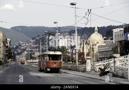 17. August 1993 Während der Belagerung von Sarajevo: Zerstörte Straßenbahnen, die auf Obala Kulina Bana (früher Obala Vojvode Stepe genannt) aufgegeben wurden. Stockfoto