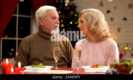 Ältere Frauen und Männer feiern Weihnachten, eine langfristige Ehe, wahre Liebe Stockfoto