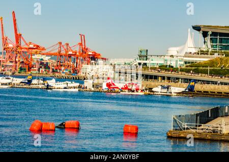 Vancouver, Kanada, 18. Juni 2018: editorial Bild von dort ein Schiff nähert sich die Vancouver Docks. Vancouver ist Route für Millionen Sendungen. Stockfoto