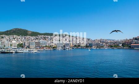 Blick auf die neue Stadt Kavala vom Meer Stockfoto