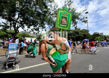 Straßenkarneval, Brasilien - 27. Februar 2017: Junges Paar einen Knall während der Beatles Sergeant Pepper street Party in Rio de Janeiro statt. Stockfoto